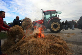 ΟΙ ΑΓΡΟΤΕΣ ΣΤΗΝΟΥΝ ΜΠΛΟΚΑ ΚΑΙ ΕΤΟΙΜΑΖΟΝΤΑΙ ΓΙΑ CASUS BELLI