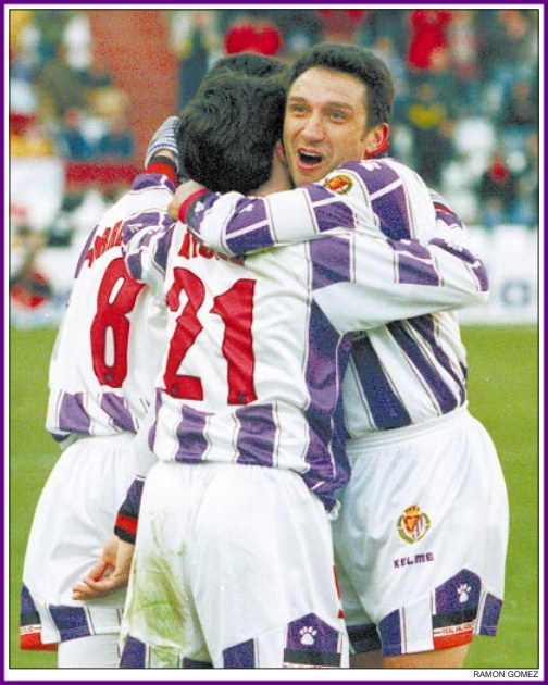 Torres Gómez, Víctor y Eusebio se abrazan celebrando el gol de Alberto. REAL VALLADOLID C. F. 2 REAL CLUB CELTA DE VIGO 1 Domingo 14/02/1999, 17:00 horas. Campeonato de Liga de 1ª División, jornada 22. Valladolid, estadio Nuevo José Zorrilla.