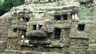 Lamanai in Belize: stilisierte Jaguar Masken an der Pyramide - Foto von Roland Richter - www.roland-richter.de