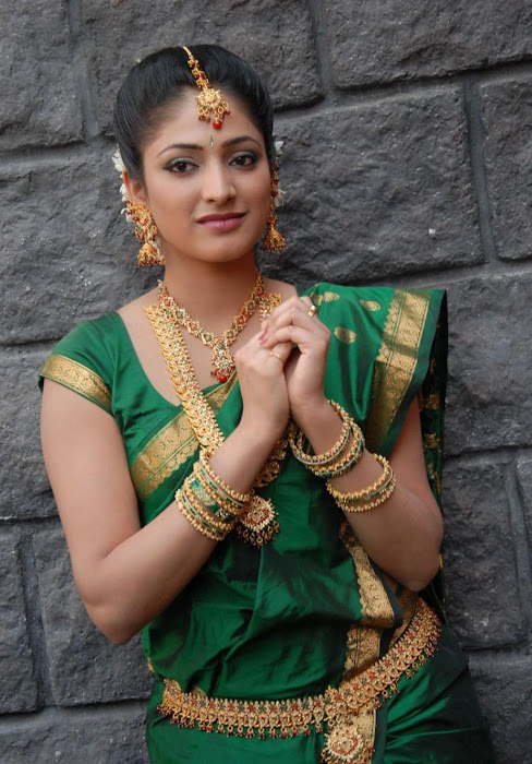 hari priya in saree actress pics