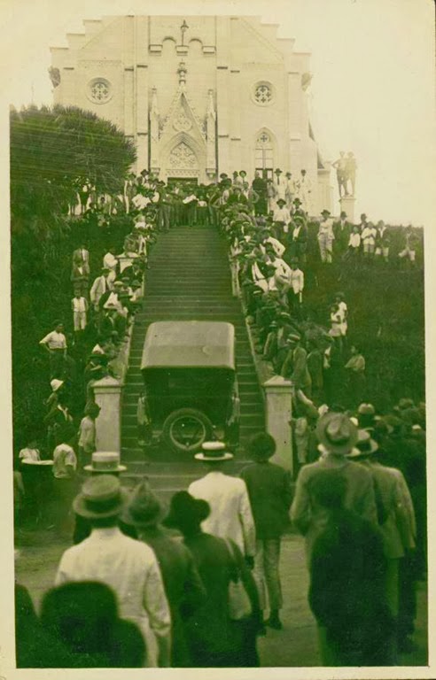 Alfredo Carvalho subindo as escadarias da matriz em 1920
