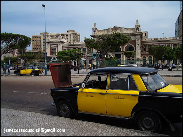 Taxi devant la gare ferroviaire à Alexandrie