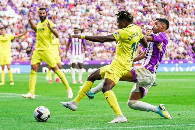 Samu Chukwueze y Lucas Olaza disputan un balón. REAL VALLADOLID C. F. 0 VILLARREAL C. F. 3 Sábado 13/08/2022, 19:00 horas. Campeonato de Liga de 1ª División, jornada 1. Valladolid, estadio Municipal José Zorrilla: 17.543 espectadores. GOLES: 0-1: 49’, Nicolas Jackson. 0-2: 81’, Álex Baena. 0-3: 90', Álex Baena.