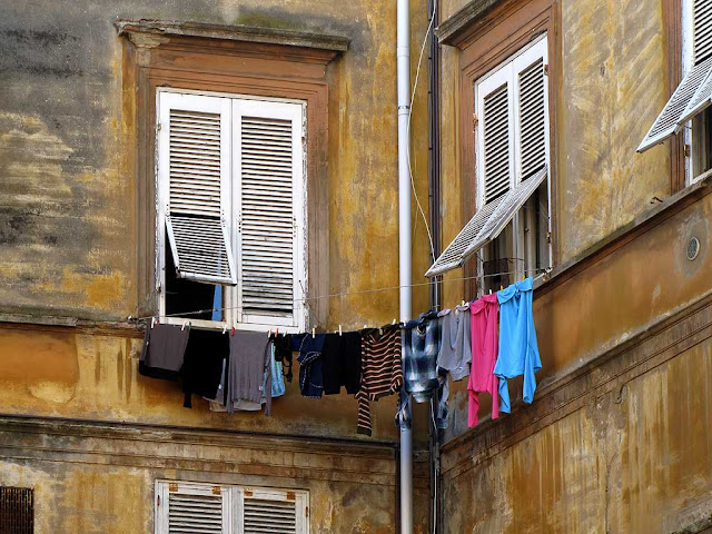 Urban clotheslines, via Eugenio Sansoni, Livorno