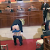 Video muestra el momento en que un senador muestra el trasero en la sede del Congreso en Colombia