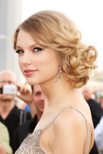 taylor swift love story hairstyle. Taylor, of course, looked