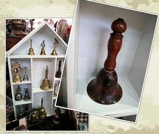 exposición de coleccion de campanas feria de antiguedades de Noja