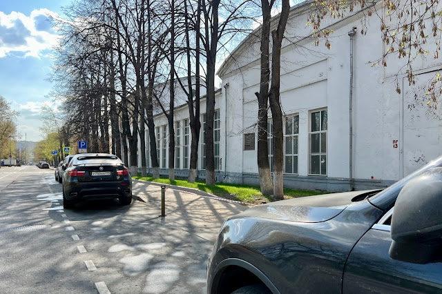 Стахановская улица, Московский механический завод № 3 / компания «Метрокампозит» (здание построено в 1946 году)