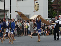 重量はどのくらいあるか？腰でしっかりと持たないと・・・