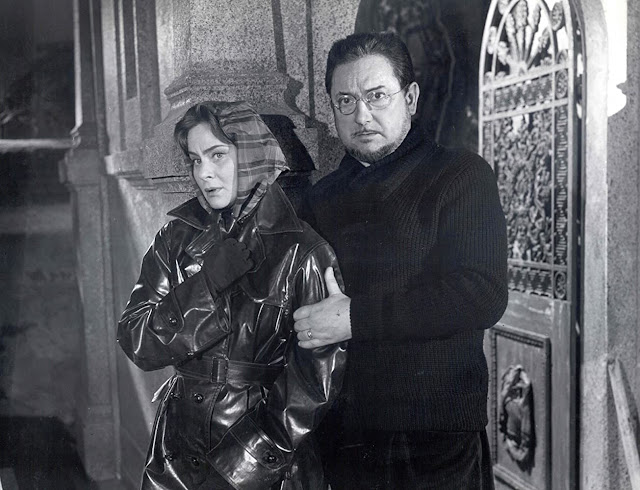 Louise di film Eyes Without a Face (1960) membantu Dr. Génessier menyingkirkan mayat-mayat wanita yang telah tewas