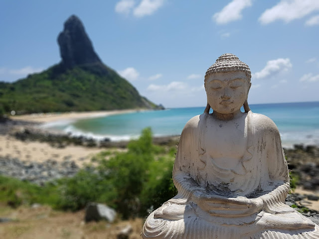 ... e do outro a Praia da Conceição, com o Morro do Pico ao fundo - Bar do Meio - Fernando de Noronha