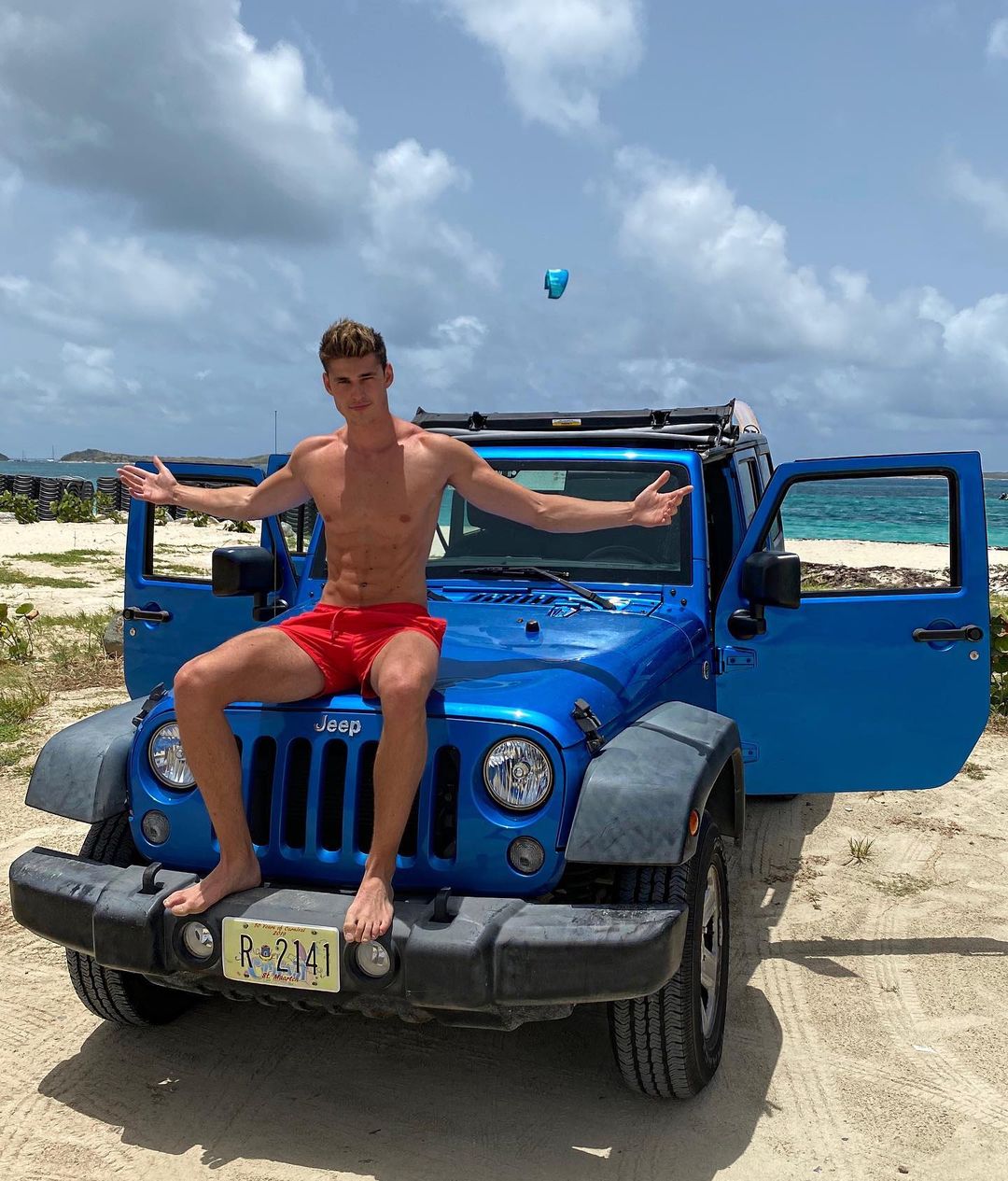 hot-skinny-fit-guy-abs-victor-perr-car-beach