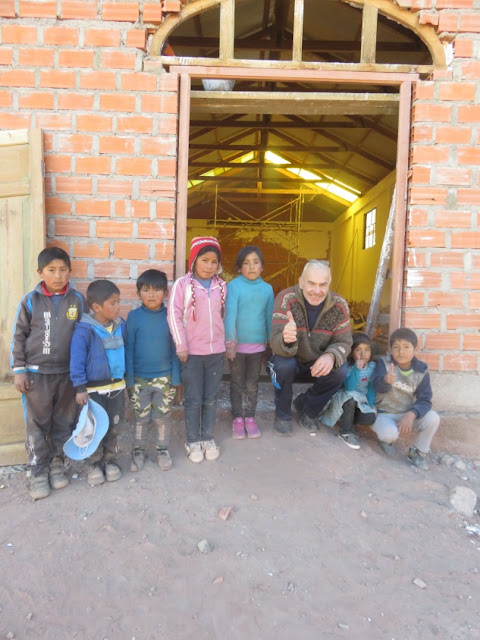 Die Kinder von Casa Grande informieren sich schon einmal mit dem Padre über den Fortschritt beim Kapellenneubau.