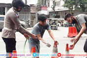 Beri Kenyamanan Pengendara, Personil Satlantas Polres Gowa Membersihkan Traffic Cone