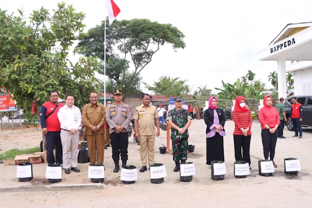 Kapolres AKBP Dr Ali Machfud,S.Ik,M.Ik Dampingi Bupati Sergai Tanam Cabai Merah Serentak GNPIP