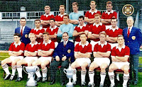 HEART OF MIDLOTHIAN F. C. - Edimburgo, Escocia, Gran Bretaña - Temporada 1960-61 - El Heart of Midlothian Football Club (más conocido como HEARTS DE EDIMBURGO) es un club de fútbol profesional de Edimburgo, Escocia, que ganó la lLiga escocesa en el año 1960 y participó en la 6ª Copa de Europa, en la que fue eliminado en primera ronda por el Benfica, que luego sería el Campeón