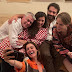 Regina Casé posta foto com Sophie Charlotte e elenco de Todas As Flores e internautas vão a loucura 