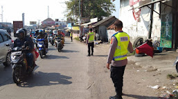 Menjaga Kelancaran, Personil Pos Pam Pasar Eretan Lakukan Pengaturan Arus Lalin