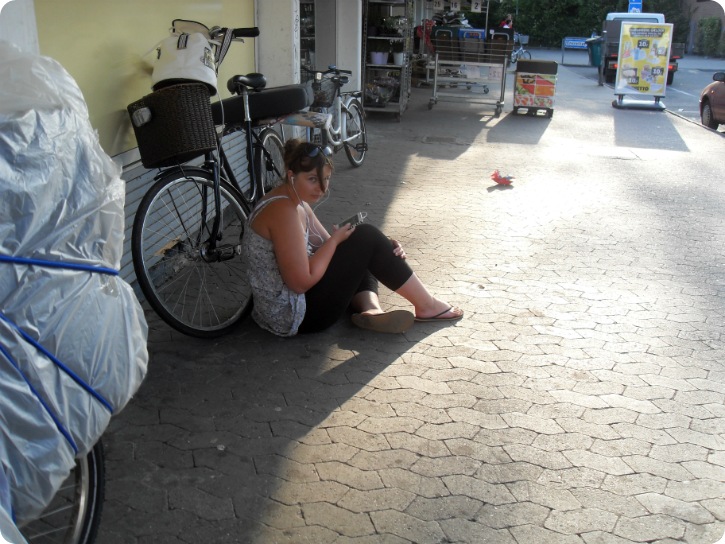 Emilie og en stol