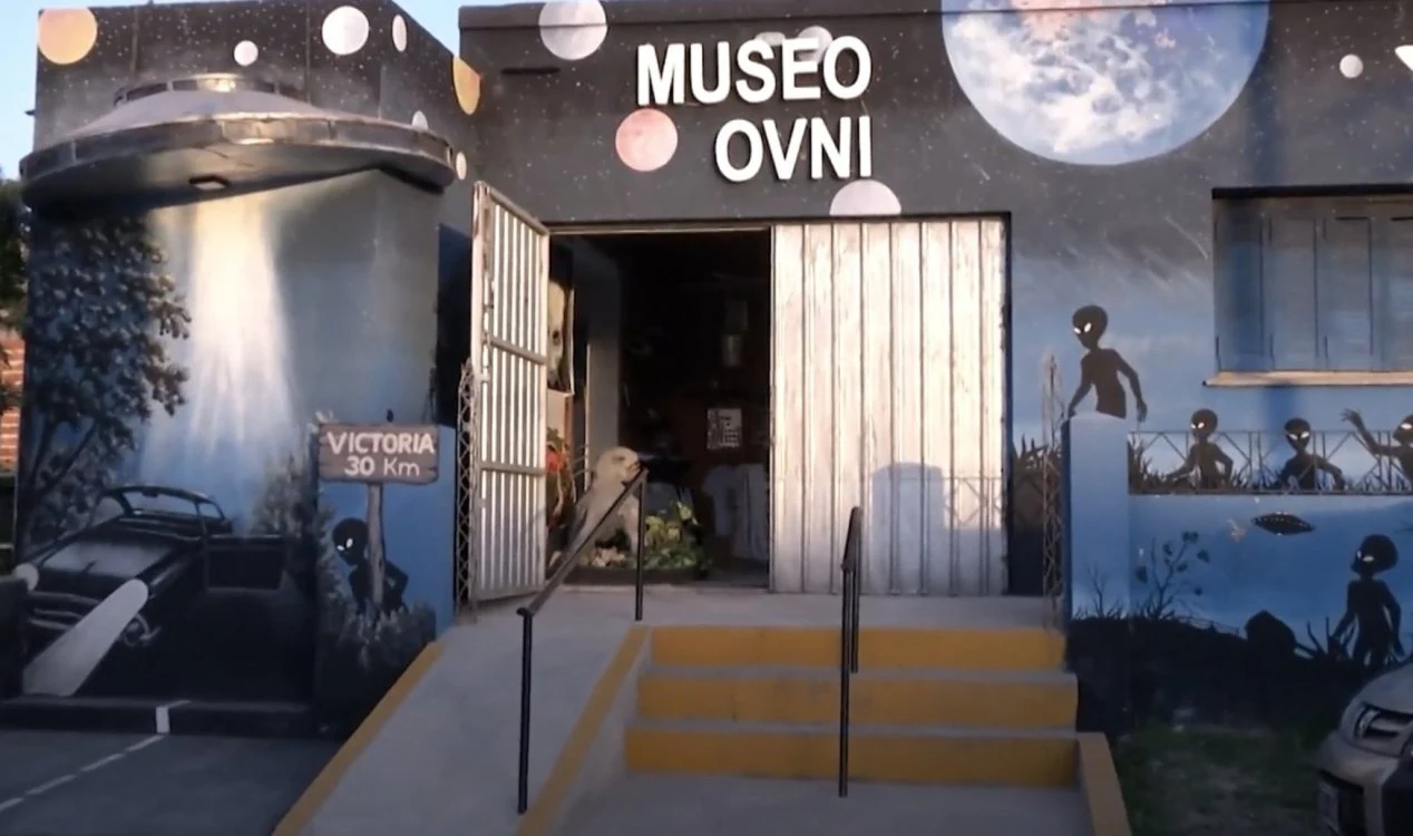 Autoridades confiscam pé de ‘alienígena’ após invasão em museu de OVNIs na Argentina.