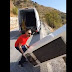 Άνδρας πέταξε ένα ψυγείο στο γκρεμό αλλά δεν φανταζόταν την εξέλιξη που θα είχε η πράξη αυτή