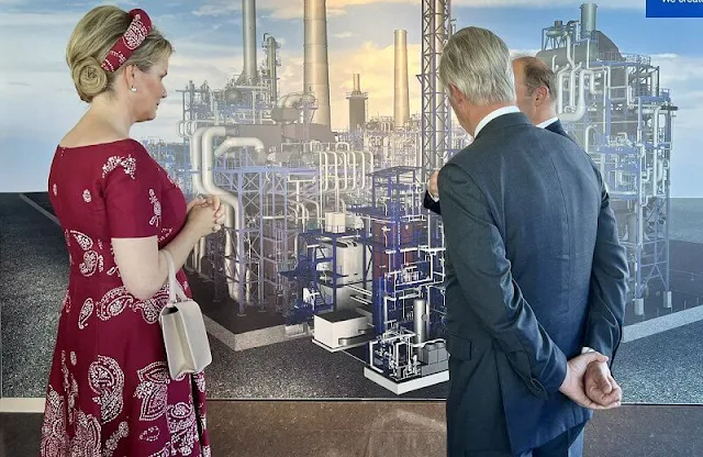 Queen Mathilde wore a Josie wine red bespoke midi dress by Natan. The state chancellery by Prime Minister Malu Dreyer