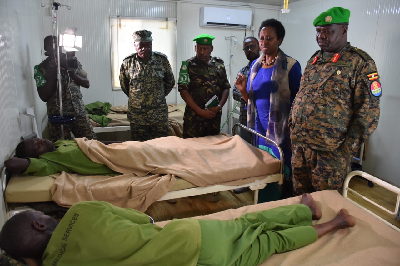 The AMISOM Force Commander visits wounded UPDF soldiers in hospital