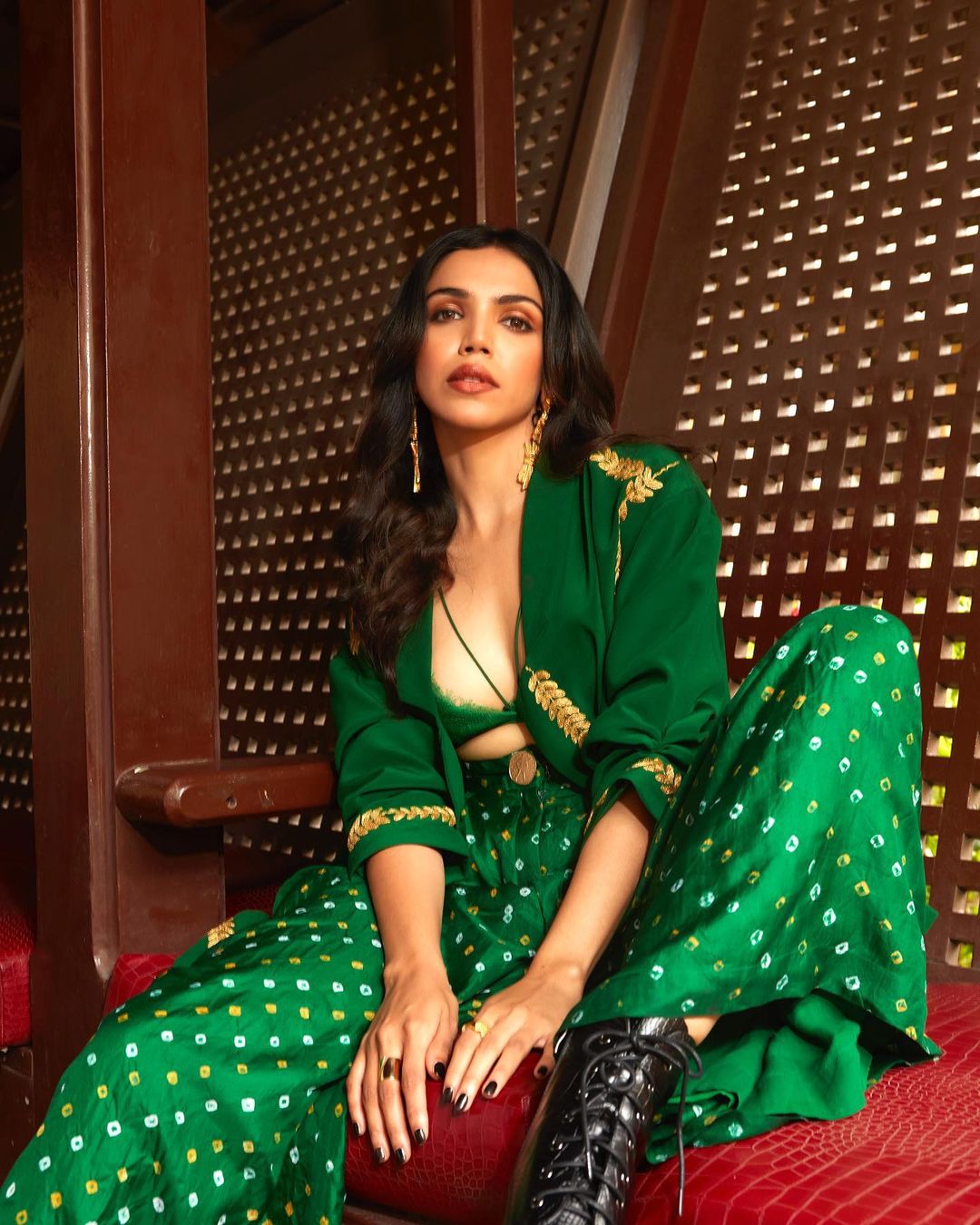 Shriya Pilgaonkar cleavage hot green outfit
