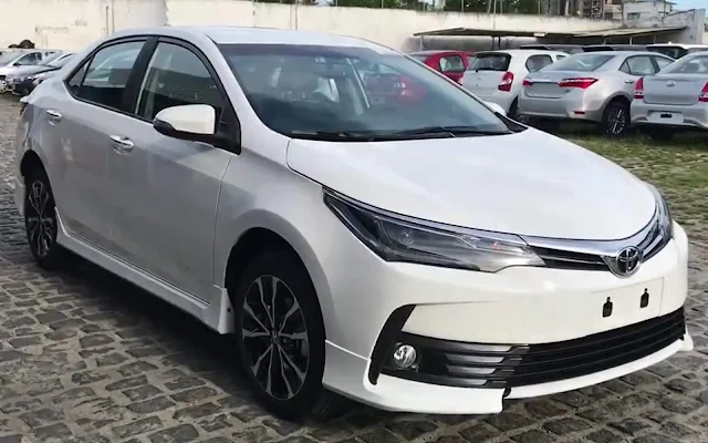 Novo Toyota Corolla XRS 2018: flagrado em concessionária no Brasil - fotos e vídeo