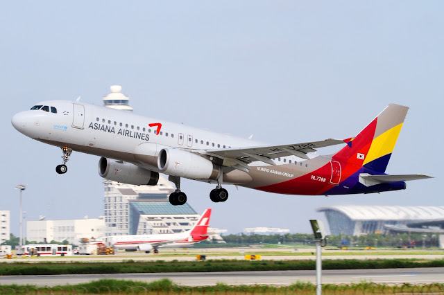 Asiana Airlines Airbus A320-200 Takeoff