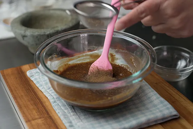 Sieve sichuan peppercorn to the sauce.