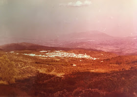 Vista de Yunquera desde la finca del Pimentón. Fotografía tomada por Laurent Minoux el 9 de septiembre de 1975, de regreso de la visita al pinsapar. Fuente: Archivo personal de José Pino Rivera.