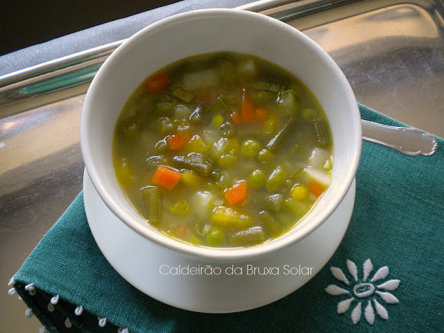 Sopa de vegetais em pedaços