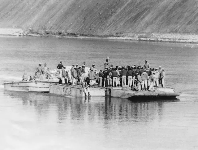 جنود مصريون ينقلون الطعام عبر قناة السويس لأفراد جيشهم الثالث، من الجانب المصري من السويس، أكتوبر 1973.