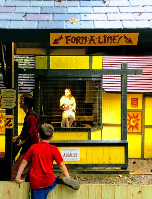 Niño haciendo fila en un juego de la feria medieval de Maryland