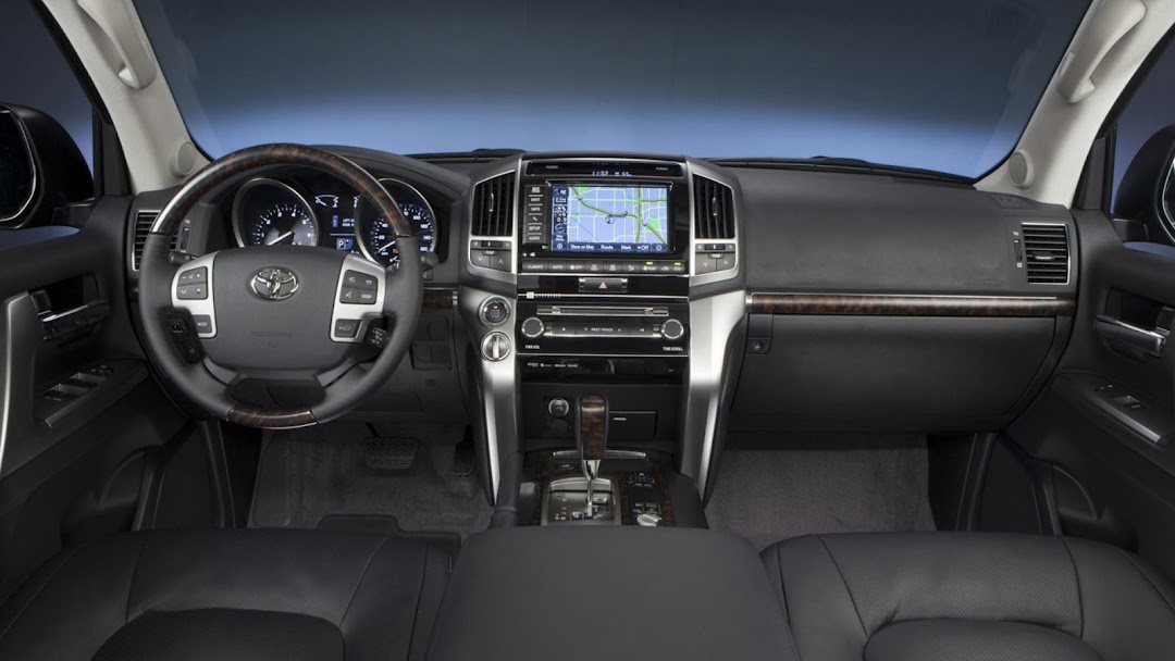 2013 Toyota Land Cruiser HD Wallpaper 2