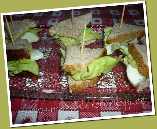 Mini sandwich con pane integrale, uova sode, lattuga e maionese (6)