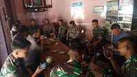 Tingkatkan Sinergi TNI - Polri Di Kab. Soppeng, Hari ini TNI - Polri Ngopi Bareng Dalam  Program Jumat Curhat Polres Soppeng, 