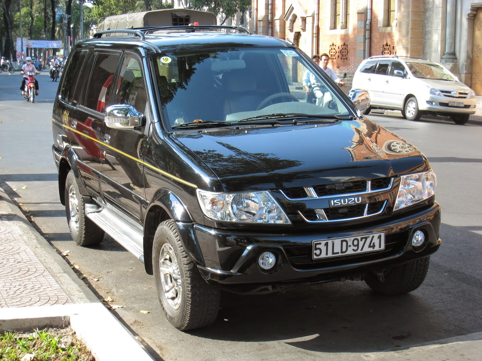 Modifikasi Mobil Isuzu Panther 2014