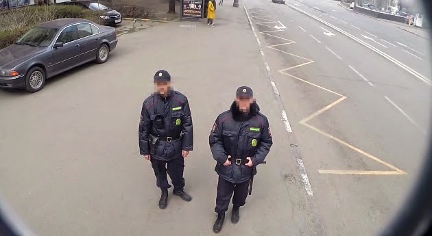 This Russian Outdoor Billboard Actually Hides From The Police