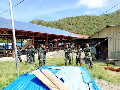 Satgas Yonif Raider 142/KJ  Bantu warga Masyarakat  Tebang Pohon