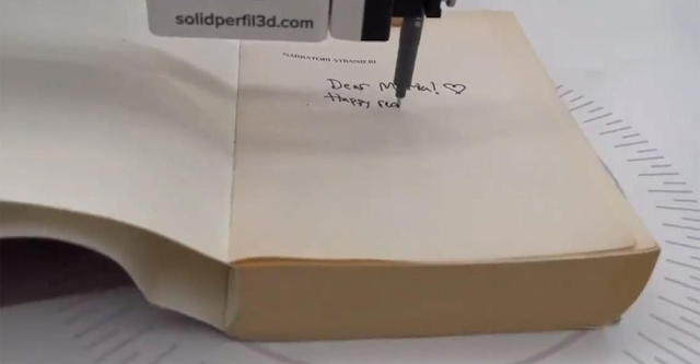 Este robot permite a los escritores firmar libros a distancia