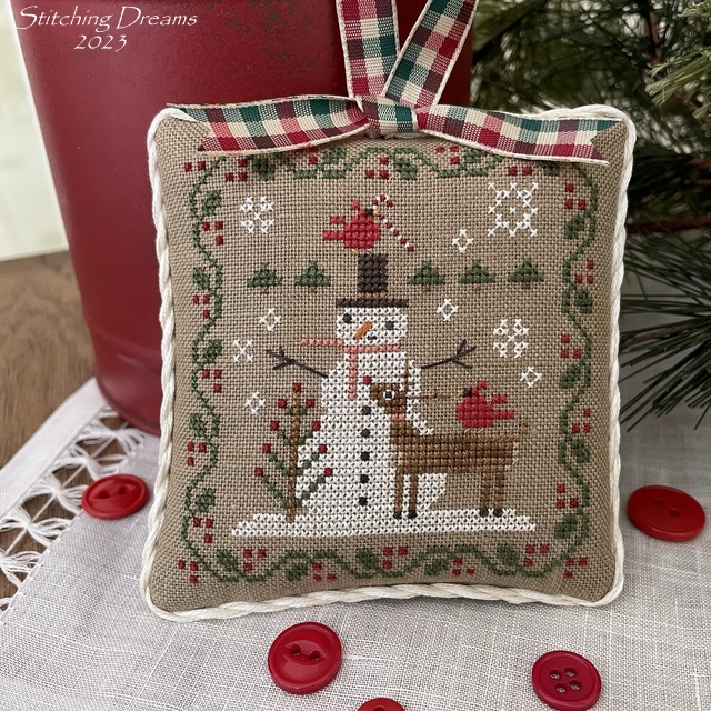 FO] I tried making Christmas ornaments for my family this year and thought  I'd share. They were a hit! : r/CrossStitch