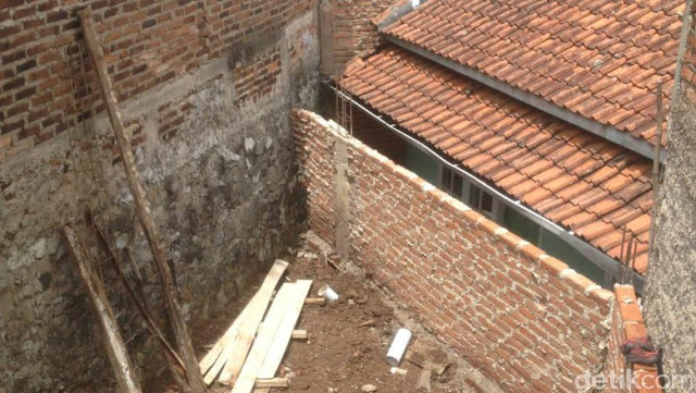 Mencari Jalan Keluar Rumah Eko Yang Diblokade Tembok Tetangga - 