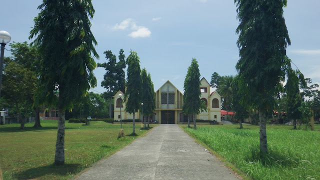 long entrance path, Julita Leyte church