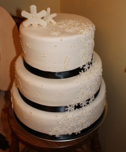 Snowflake wedding cake with black ribbon