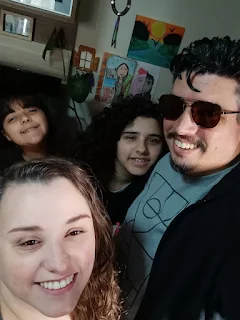Minha família na pequena sala do apartamento, dias antes da mudança para a casa da família