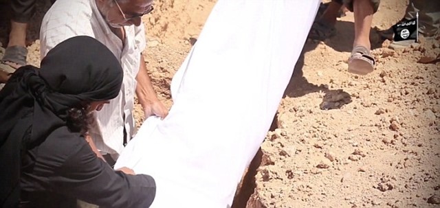 1439641296_2B5C2C2800000578-0-Ritual_The_bodies_are_then_washed_and_wrapped_in_a_white_shroud_-m-12_1439556716843