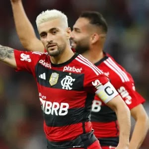 Arrascaeta decide, Flamengo bate Grêmio de novo e encara São Paulo na final