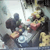 बनारस में युवतियों ने 90 सेकेंड में उड़ाए 45-हजार; CCTV कैमरे में कैद हुई घटना